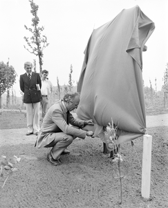 884924 Afbeelding van wethouder Cees Pot die het naambord Park-Vechtzoom gaat onthullen bij de opening van het park in ...